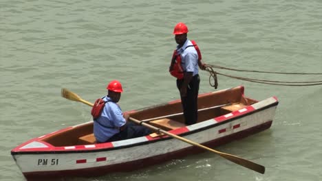 Workers-of-Panama-Canal-bringing-the-lines-to-the-ship-in-a-small-rowboat