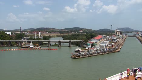 Cruise-ship-entering-the-Miraflores-Locks,-Panama-Canal