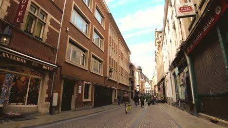 Timelapse-of-Pedestrians-strolling-old-town-Brussels,-Belgium---Push-in