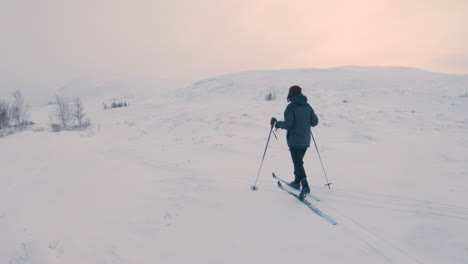 Esquiadora-De-Fondo-Femenina-Haciendo-Ejercicio-Sola-En-Una-Pista-De-Esquí-Nevada-En-Una-Montaña-En-El-Norte-De-Suecia