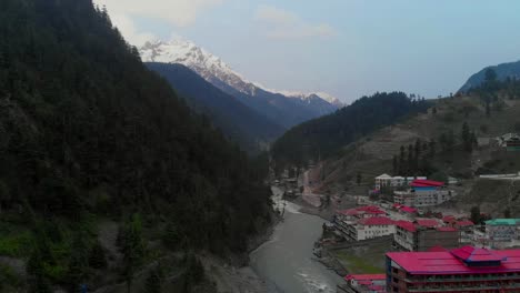 Luftaufnahme-Des-Kalam-Tals,-Des-Swat-Tals-Und-Der-Schneebedeckten-Berge-Im-Hintergrund