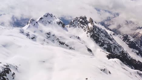 Cándidas-Montañas-Nevadas-De-Cima-D&#39;asta-Y-Paisaje-Dolomita-En-Invierno