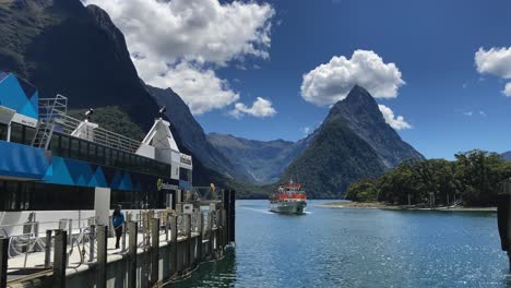 Cruise-Arriving-At-Marina-In-Milford-Sound,-Fiordland,-New-Zealand