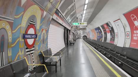 Marble-Arch-Roundel-Londoner-U-Bahn-Zentrallinie,-Die-In-Einer-Leeren-Station-Ankommt