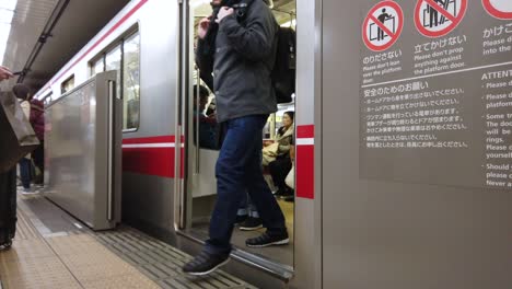 Tokio,-Japan:-POV-Zum-U-Bahn-Pendler-In-Tokio,-Japan,-Während-Sich-Die-Zugtür-öffnet-Und-Die-Passagiere-In-Einem-60-fps-4k-Video-Aus-Dem-Zug-Steigen