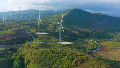 Turbina-Eólica-Girando-En-Larimar-En-República-Dominicana