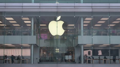 Die-Multinationale-Amerikanische-Technologiemarke-Apple-Store-Und-Das-Logo-Sind-In-Hongkong-Zu-Sehen