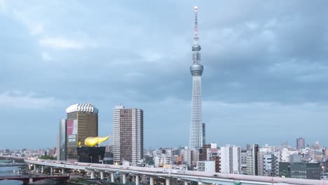 Schwenk-über-Den-Schnellen-Verkehr-In-Tokyo-Skytree-Mit-Sich-Bewegenden-Wolken-Und-Verkehr