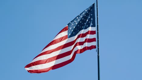 Una-Gran-Bandera-Americana-Se-Cierra-En-Cámara-Lenta