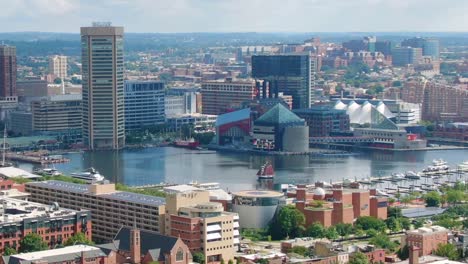 Baltimore-Skyline-Mit-Segelboot-Im-Inneren-Hafen