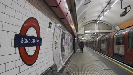 Quiet-Bond-Street-Roundel-Metro-De-Londres-Línea-Central-Tubo-Dejando-La-Estación