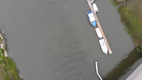 Fischerboote-Docken-Fluss-Kanal-Küste-Sand-Strand-Wellen-Tybee-Island-Georgia-Antenne-Drohne