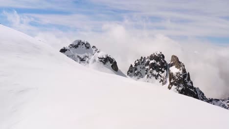 Luftbild-Von-Reinem-Weißen-Schnee-über-Dolomitbergen
