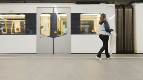 Personas-Tomando-El-Metro-Durante-La-Pandemia-En-Oslo-Noruega