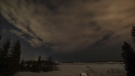 Schöne-Graue-Nachtwolken,-Die-über-Die-Landschaft-Lapplands-Rollen---Zeitraffer