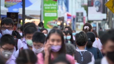 Estudiantes-Asiáticos-Y-Escolares-Con-Máscaras-En-Una-Ciudad-Pública-Abarrotada