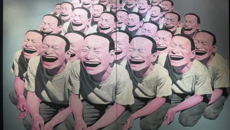La-Obra-De-Arte-Del-Artista-Chino-Yue-Minjun-Llamada-&quot;autorretrato&quot;,-Que-Se-Representa-A-Sí-Mismo-Mientras-Sonríe-Con-La-Boca-Abierta,-En-El-Programa-De-Sotheby&#39;s-De-Coleccionables-Modernos-Más-Grande-Del-Mundo-En-Hong-Kong