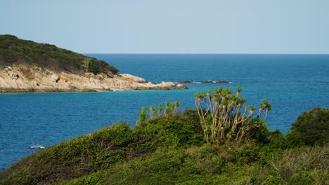 Unberührte-Paradiesinsel,-Wilde-Küste-Und-Azurblaue-Seelandschaft,-Binh-Hung,-Vietnam