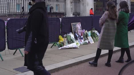 Buckingham-Palace-mourners-pay-their-respects-at-the-gates-after-the-death-of-Prince-Philip,-Duke-of-Edinburgh,-Saturday-April-10th,-2021---London-UK