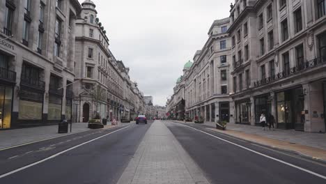 London---Leere-Straßen---Regent-Street-Verlassen-Mit-Roten-Bussen,-Taxis-Und-Vorbeifahrenden-Autos