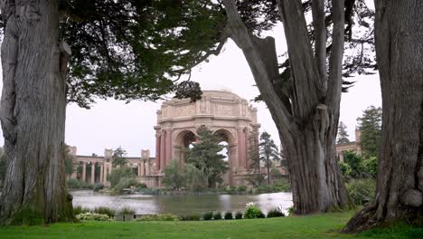 Beautiful-landscape-at-the-Palace-of-Fine-Arts-in-San-Francisco,-California