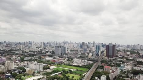 Luftaufnahme-Der-Stadt-Mit-Türmen,-Hochhauswohnungen-Im-Hintergrund-Bewölkter-Tag,-Bangkok