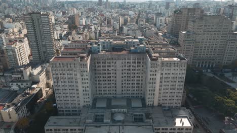 Aerial-pan-right-of-Clinic-Hospital-and-famous-public-Faculty-of-Medicine-near-Houssay-Square,-Buenos-Aires