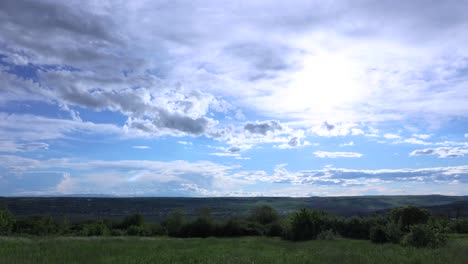 Schöne-Wolken-über-Grüner-Landschaft---Zeitraffer