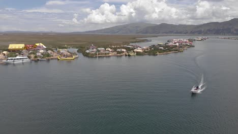 Tourismusdorf-Ohne-Straßen:-Uros-Schwimmende-Inseln-Auf-Dem-Titicacasee