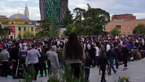 Große-Menschenmenge,-Die-Sich-Auf-Dem-Hauptplatz-In-Tirana-Versammelt-Und-Auf-Die-Eid-zeremonie-Wartet