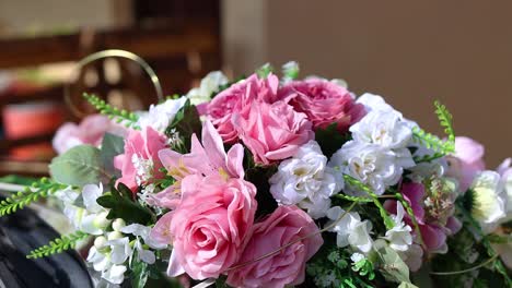 Hochzeitsstrauß-Aus-Blühenden-Rosa-Und-Weißen-Rosenblüten,-Dolly,-Nahaufnahme