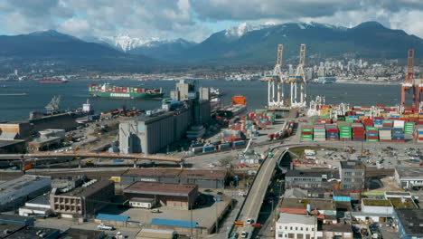 Ein-Großes-Containerschiff-Erreicht-Die-Geschäftigen-Docks-Von-Vancouver