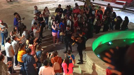 Menschen-In-Mexiko-Singen-Auf-Der-Straße