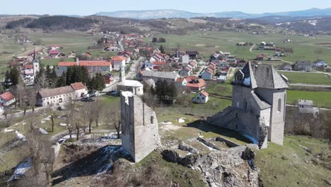 Imágenes-De-Gran-área-De-Ruinas-En-La-Cima-De-La-Colina,-Castillo-Sokolovac-En-Brinje,-Croacia