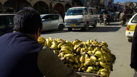 Lokaler-Afghanischer-Mann,-Der-Bananen-Auf-Einem-Wagen-Auf-Der-Straße-In-Afghanistan-Verkauft