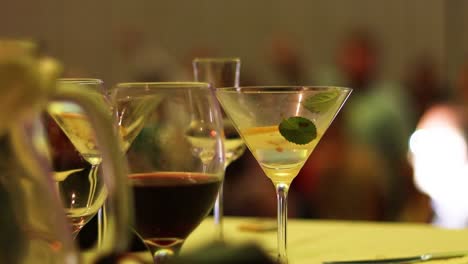 Cocktailgetränke-Bei-Hochzeitszeremonie,-Menschen-Tanzen-Im-Hintergrund,-Nahaufnahme