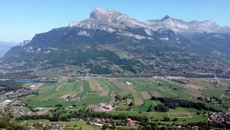 Volando-A-Lo-Largo-De-Un-Gran-Valle-En-Los-Alpes-Franceses