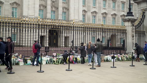 Flowers-being-laid-in-tribute-of-the-late-Prince-Philip-outside-Buckingham-Palace