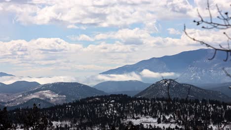 Teilweise-Bewölkt-Und-Niedrige-Wolken,-Die-Sich-Während-Eines-Zeitraffers-Während-Des-Frühlings-Mit-Schnee-Auf-Dem-Boden-Bilden,-Mit-Blick-Auf-Die-Verlorene-Bachwildnis-Und-Den-Pike-National-Forest-In-Den-Rock-Mountains,-Colorado,-Usa