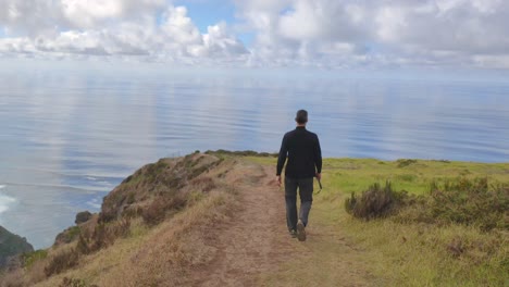 Hombre-Caminando-Hacia-Un-Hermoso-Mirador-En-La-Isla-Madeira