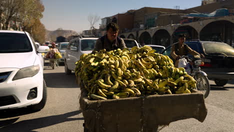 Afghanischer-Straßenhändler-Mit-Bananenwagen,-Verkauf-An-Einem-Sonnigen-Tag-In-Afghanistan