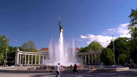 Memorial-De-Guerra-Soviético-En-Viena,-Austria-En-Un-Día-Claro-Con-Pocas-Personas