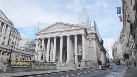 Glatter-Gimbal-Schuss-In-Richtung-Royal-Exchange-Bank-Building-Central-London-Square-Mile
