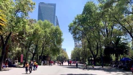 Timelapse-at-the-entrance-of-Bosque-de-Chapultepec-in-mexico-city
