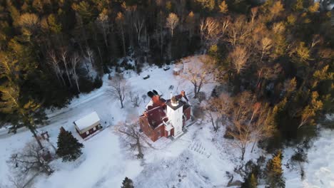 Video-De-Dron-De-4k-Del-Faro-De-40-Millas-En-El-Condado-De-Presque-Isle-En-Michigan-Durante-El-Invierno