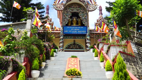 Buddhistischer-Gia-Nguye-Tempel-In-Vietnam.-Nach-Oben-Kippen