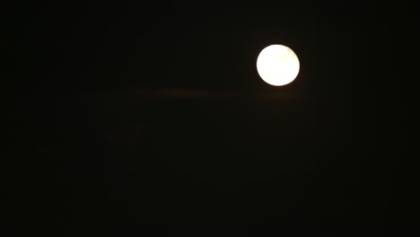 Timelapse-of-a-bright-moon-moving-during-the-night-with-no-clouds,