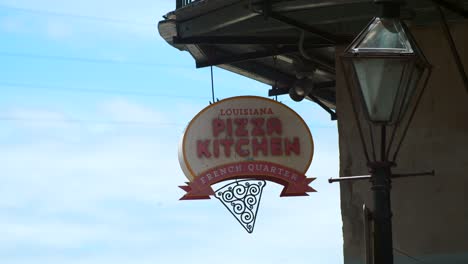 Louisiana-Pizza-Küche-Schild-Blauer-Himmel-Laternenpfahl