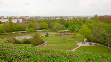 Bird-Hill-Gardens-En-Un-Día-Soleado-En-Caen,-Normandía,-Francia