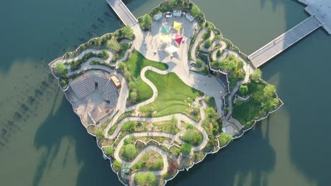 Ein-Luftbild-über-Manhattans-Kleine-öffentliche-Grünfläche-Auf-Der-Insel-An-Einem-Sonnigen-Morgen